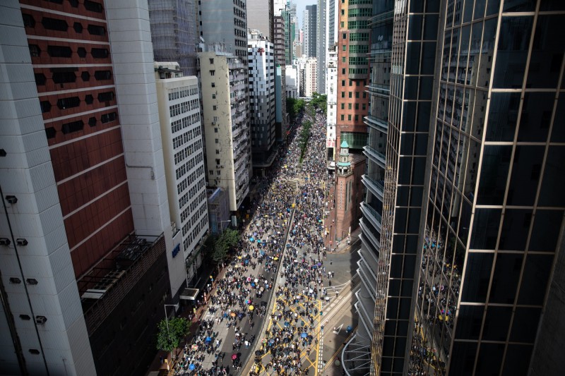 香港反送中728遊行，從原訂的定點集會轉為自主遊行，東西分進讓港警無從包抄。（彭博）
