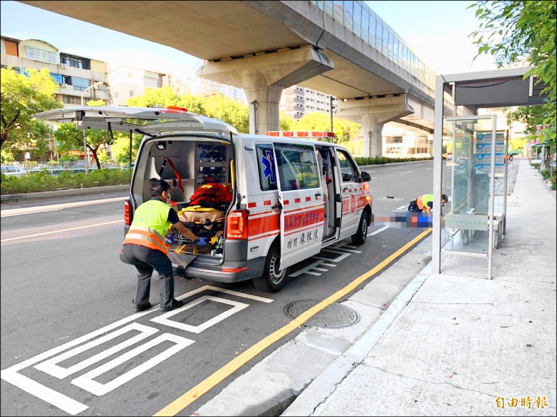 男子墜樓後先碰撞到人行道上公車亭，再彈落地面，救護車獲報到場將人送醫。
（記者許國楨攝）