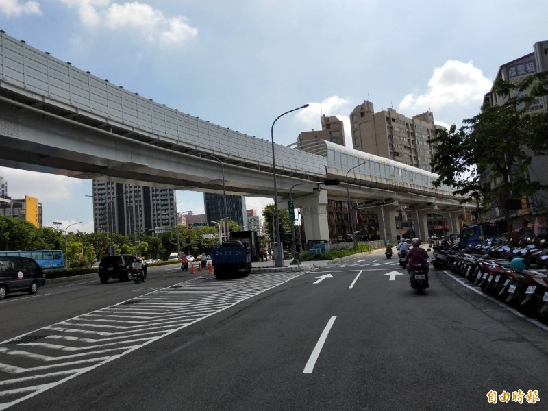 捷運環狀線預計年底通車，今天起進入為期1個月的系統穩定性測試，電聯車將模擬營運實際狀況，並比照營運班表行駛。（記者賴筱桐攝）