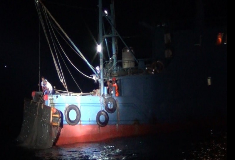 金門海巡隊員自海中拉起中國漁船置於海中底拖作業的漁具。（圖由金門海巡隊提供）