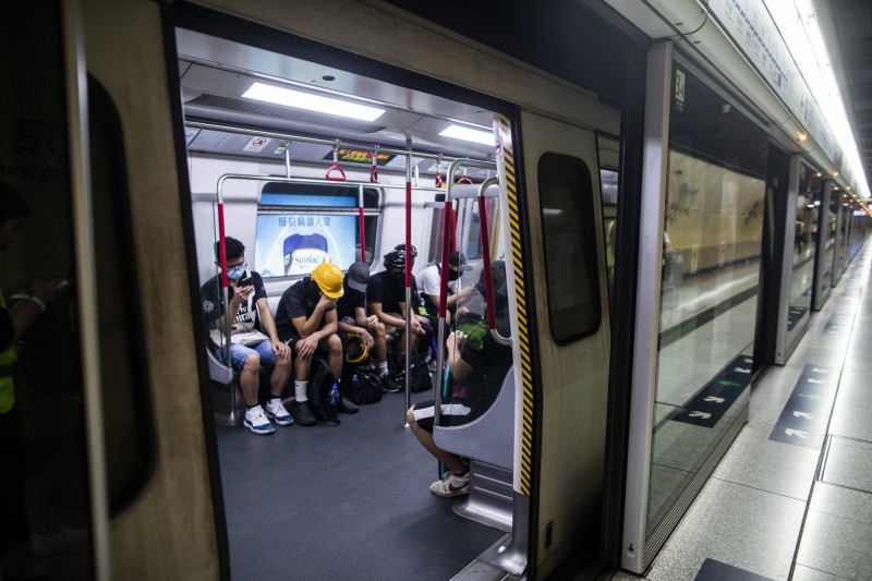 有巴士工會決定聲援港鐵車長「塞爆港島」的行動，呼籲全港巴士從業員明天以「安全速度」駕駛。圖為港鐵示意圖。（彭博）