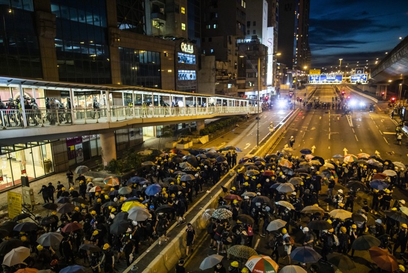 彭博香港728示威變都市巷戰，警火力掃射4小時清場。（彭博）