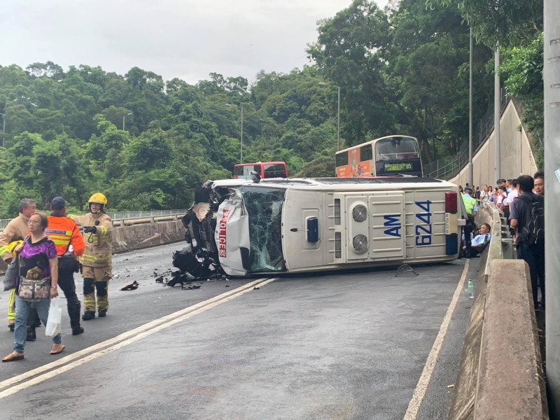 香港警方衝鋒車被雙層巴士撞翻，至少3名員警受傷送醫。（圖擷取自FB香港突發事故報料區）