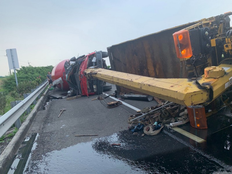 中山高嘉義縣水上段北上發生兩大車翻覆事故，高速公路嚴重回堵。（嘉義縣消防局提供）