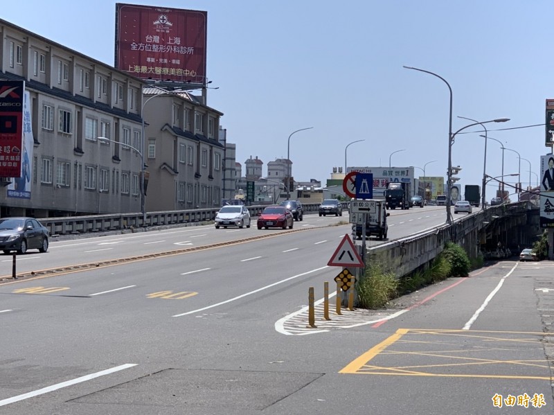彰化市中央路陸橋將從8月5日起至15日進行伸縮縫更換維修工程，民眾憂心恐將大塞車。（記者湯世名攝）