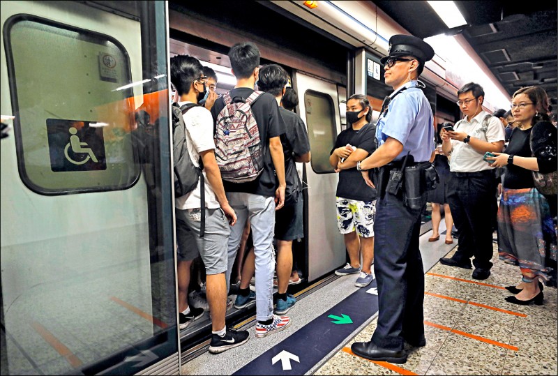 香港反送中抗爭者三十日發動不合作運動，在港鐵多個車站阻擋車門關閉。（路透）