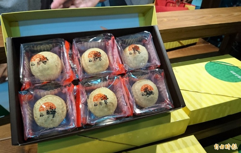 台中大甲裕珍馨今年4月起下重本採購西港國產胡麻作為糕餅內餡原料。（記者楊金城攝）