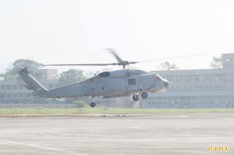 審計部報告指出，我國海軍反潛航空大隊的9架S-70C（M）-1直升機裝備老舊，海軍因此建案辦理性能提升，但承攬原廠賽考斯基3度展延執行期程，也導致預算金額由7億8426萬餘元調整為8億3399萬餘元。圖為S-70C反潛直升機。（資料照）