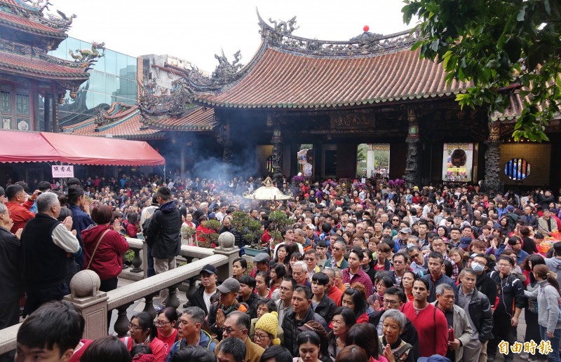 中國宣布暫停中客來台自由行，總統府對此表示遺憾，圖為台北市觀光勝地龍山寺。（記者劉信德攝）