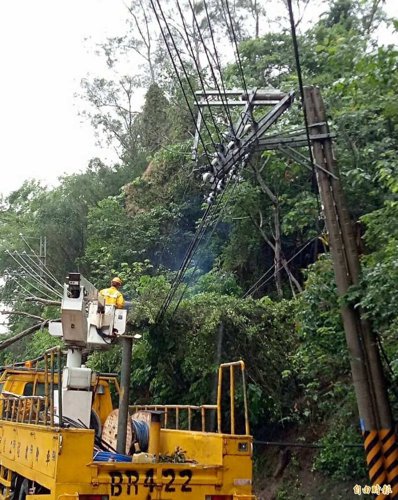 高市鳳山鳳仁路一帶無預警停電台電派員搶修中 生活 自由時報電子報