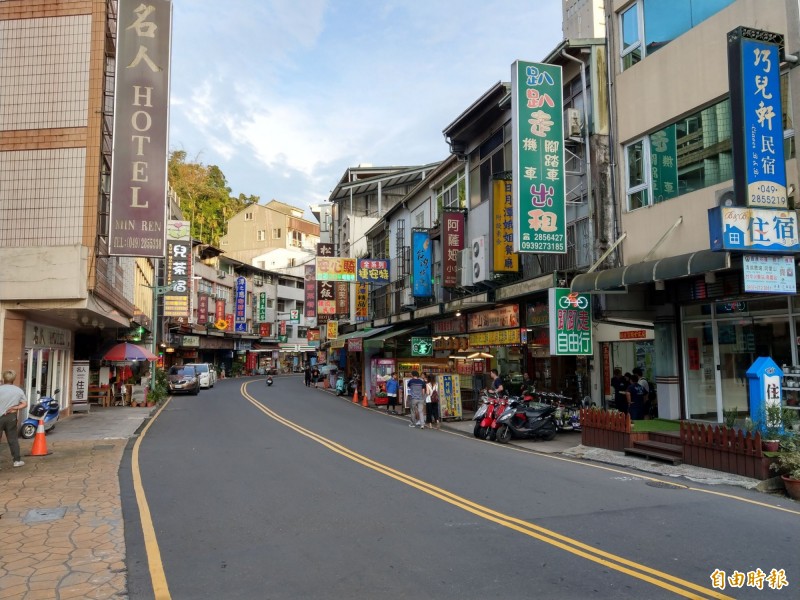 中國禁台令發酵，台灣民宿協會評估中客自由行佔民宿業績三成，由於單價高，衝擊不算小。圖為日月潭水社大街。（記者劉濱銓攝）