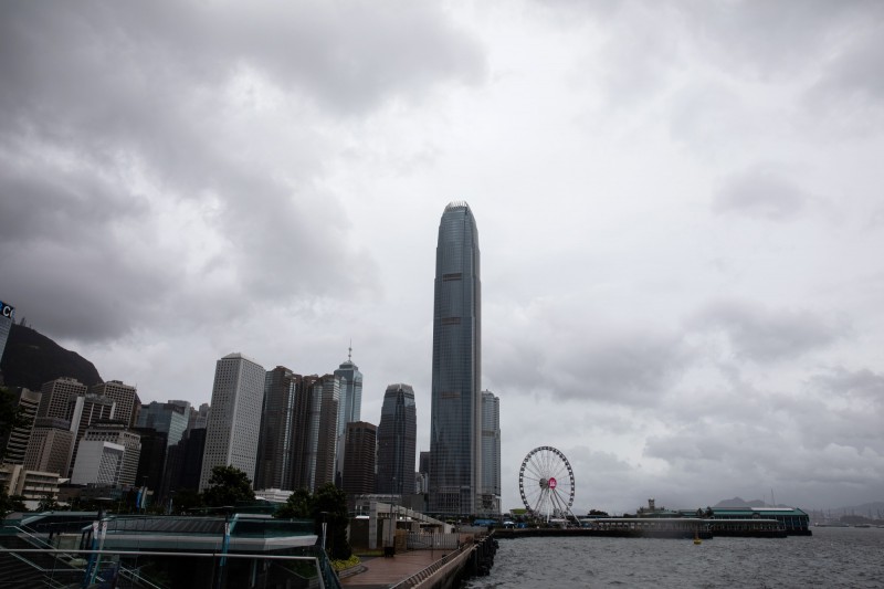 香港媒體今日報導，有中國旅行社員工表示收到通知，已停辦所有香港旅遊團的業務。（彭博）
