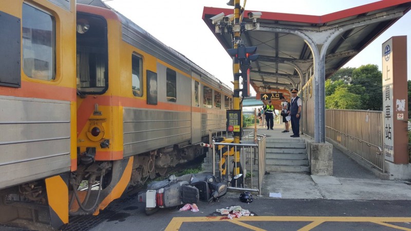 鐵路內灣支線上員平交道今天清晨發生老翁騎機車碰撞火車的意外。（記者蔡孟尚翻攝）