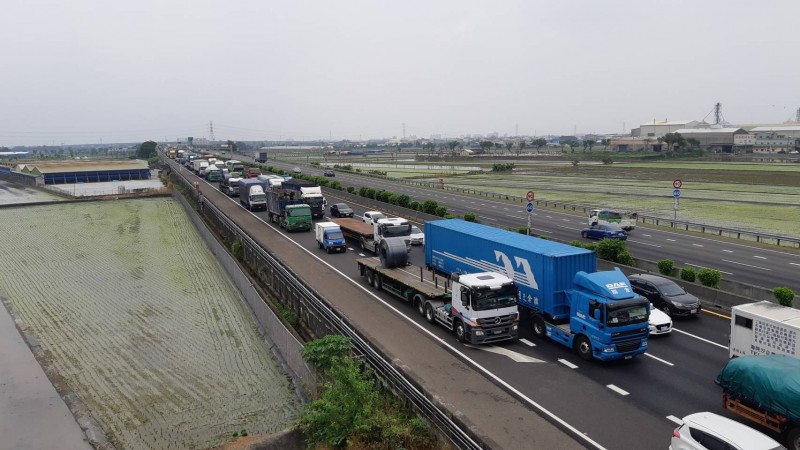 國道1號斗南段中午發生小貨車翻覆波及對向車道自小客車事故，雙向車道塞車回堵。（民眾提供）攝）