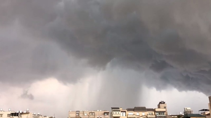 網友拍下的雨瀑畫面。（圖擷自爆廢公社）