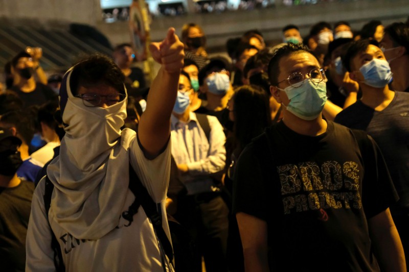 香港警方昨（1）日深夜突襲搜索「反送中」示威者物資倉庫，並逮捕8人；隨後有大批示威者包圍警署，要求放人。圖為上月31日示威者包圍葵涌警署情形。（路透）