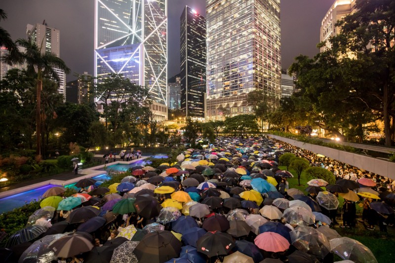 香港醫界人士今（2）日晚間將舉行集會，控訴警方阻礙救援等。圖為昨（1）日數千名香港金融界人士於遮打花園舉行快閃集會。（彭博）