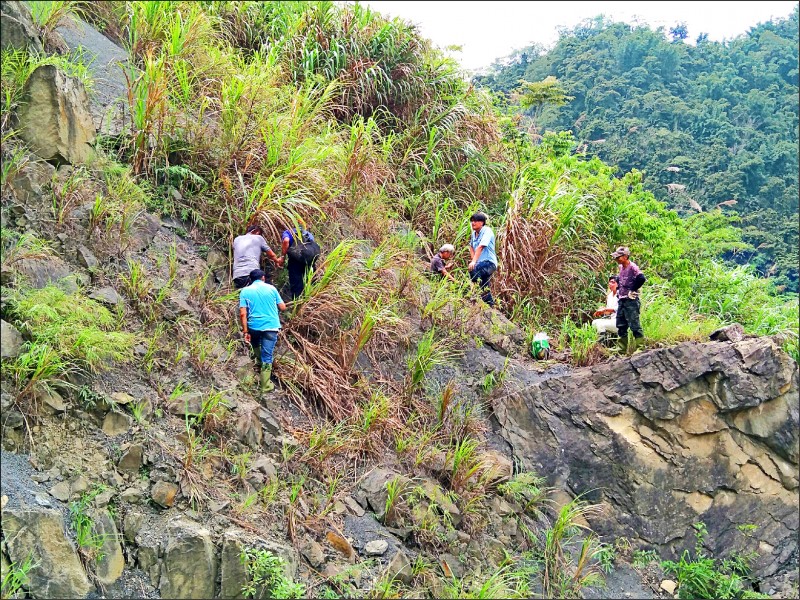 嘉義縣阿里山鄉里佳村通往山美村的計畫道路預定路線上，地勢險惡。
（記者蔡宗勳翻攝）