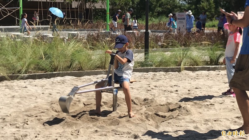 開怪手是很多小男生所熱衷的遊戲，竹東二重親子公園內的沙坑遊戲區就有一部可愛怪手，滿足很多小男孩的渴望。（記者黃美珠攝）