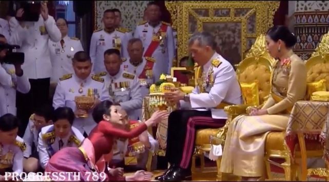 泰國拉瑪十世國王瓦吉拉隆功（Maha Vajiralongkorn）上月28日歡慶67歲生日時，又將一名女子納為妃子，成為君主立憲後首位納妃的泰王。（圖擷取自PROGRESSTH789）