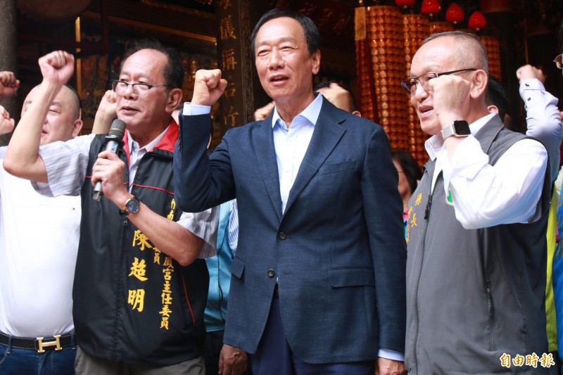 外傳前鴻海董事長郭台銘（中）可能以無黨籍參選總統，對此藍委陳超明（左）說，極不樂見藍軍分裂，盼郭能慎思。（資料照。記者鄭名翔攝）