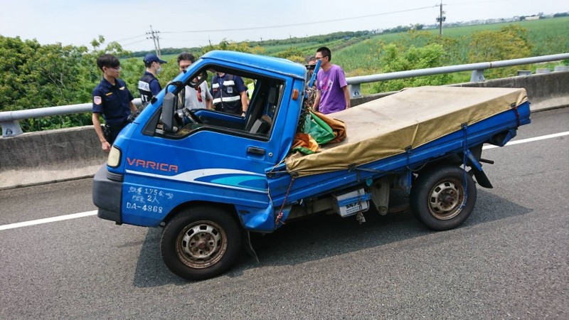 小貨車車禍後，車體嚴重變形，車頭和車身差點折斷分離。（民眾提供）