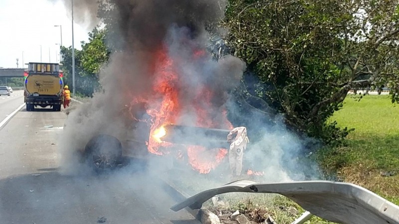 福高台南官田南下路段發生車禍，嘉義縣竹崎國小陳姓女老師慘遭火劫。（國道公路警察局提供）