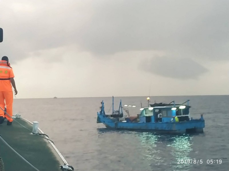 一艘花蓮籍舢舨今天在蘇澳港外海故障，在海面上漂流，蘇澳海巡隊派巡防艇馳援。（記者江志雄翻攝）