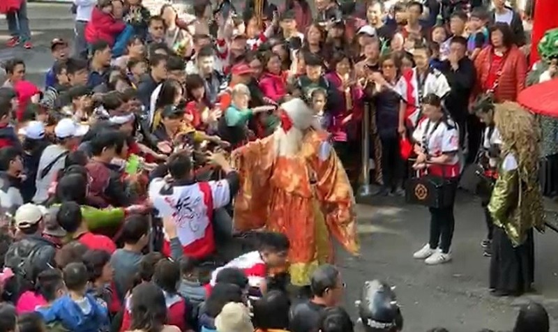 針對中國限縮陸客來台自由行,南投縣長林明溱表示將積極爭取日本及新加坡等國家遊客,圖為溪頭妖怪村舉辦山神祭情形。(記者張協昇翻攝) 針對中國限縮陸客來台自由行,南投縣長林明溱表示將積極爭取日本及新加坡等國家遊客,圖為溪頭妖怪村舉辦山神祭情形。(記者張協昇翻攝)