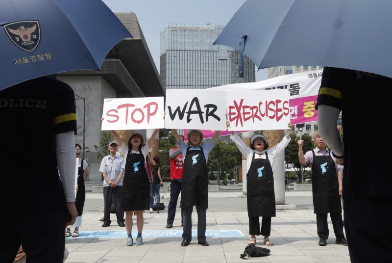 駐韓美軍與南韓軍方今日啟動下半年聯合演習。圖為抗議者在美國駐南韓大使館外抗議美韓舉行聯合軍演。（美聯社）