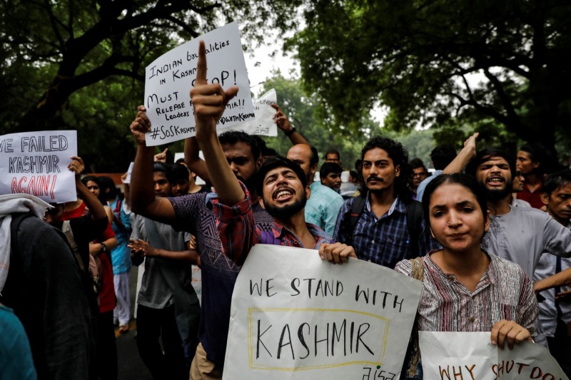 印度政府宣布撤銷喀什米爾的特殊地位，讓反對人士走上街頭舉牌抗議。（路透）