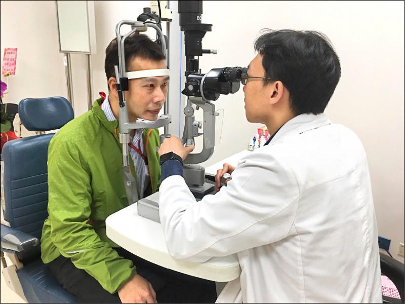 台北榮總成功開發可協助判讀眼睛黃斑部病變的AI系統，使用者將影像上傳，幾秒鐘就可有初步診斷結果。（資料照，圖為情境照，圖中人物與本文無關）