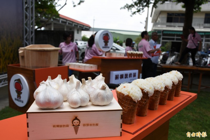 莿桐農會推出結合蒜頭、白米推出蒜頭飯，搶攻攤車市場。（記者林國賢攝）