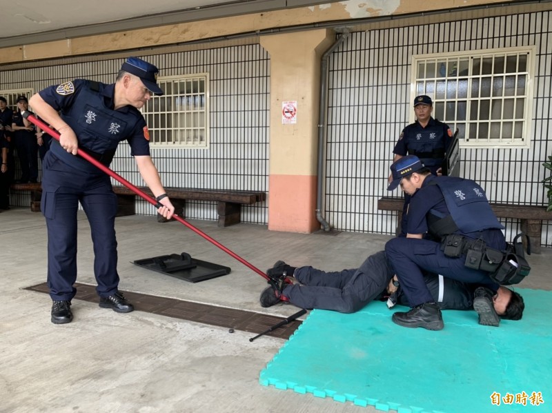 鐵警今在彰化火車站辦理防爆演練，出動全國首見的鋼插、鋼夾，藉以控制歹徒行動。（記者湯世名攝）