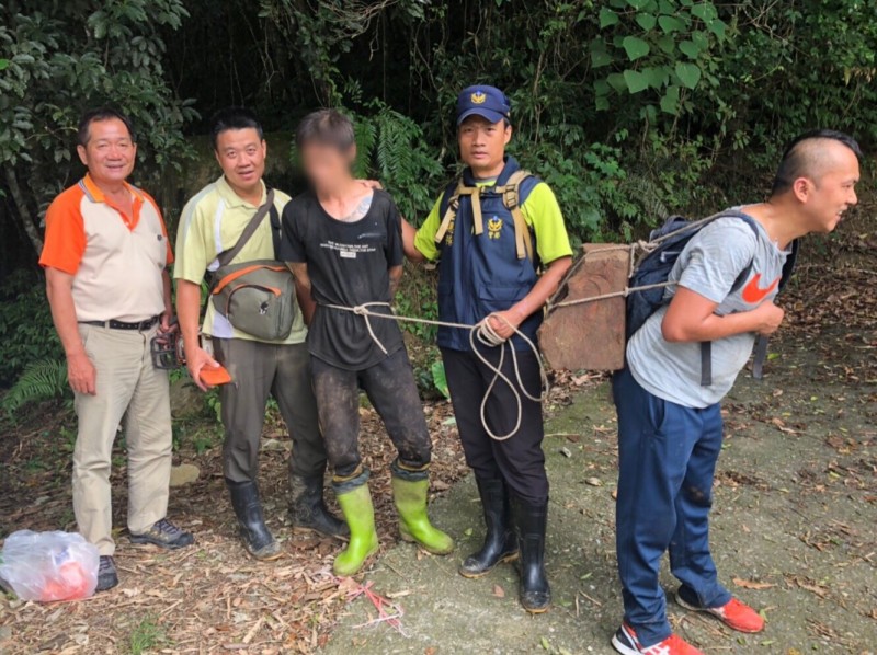 林警聯手緝獲潛入林班盜伐牛樟木的吳嫌。（記者陳賢義翻攝）