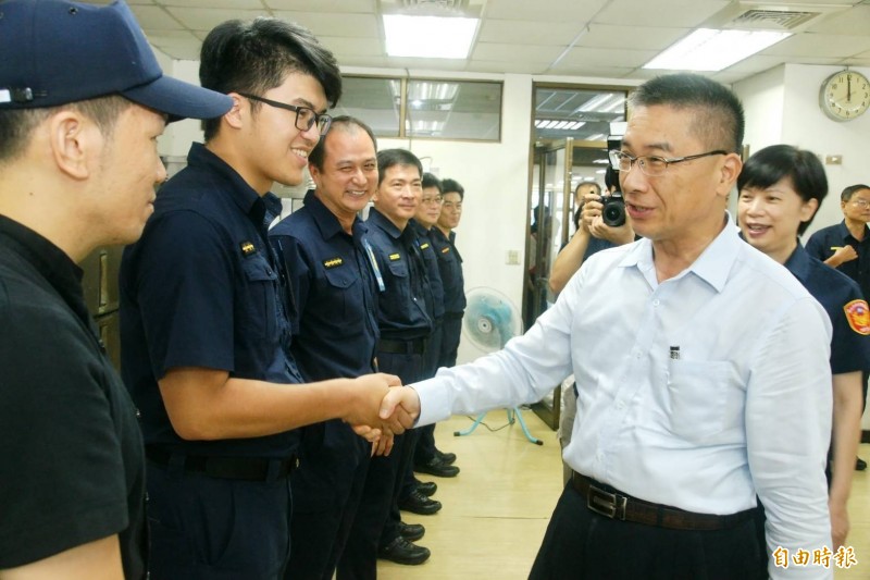 內政部長徐國勇慰勉警察新手爸爸、資深老爸以及多產爸比。（記者姚岳宏攝）