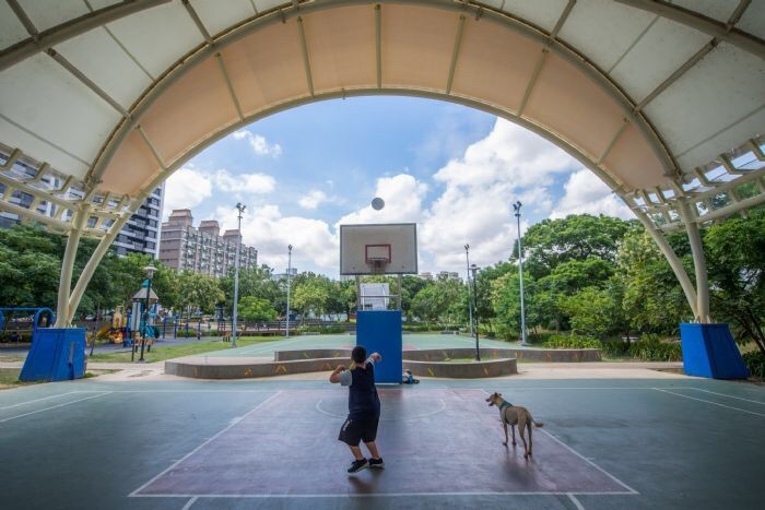 光明河濱公園天幕籃球場進行改善工程，讓天幕籃球場增大四面遮雨範圍，降低天氣因素影響民眾運動的衝擊。（桃園市政府新聞處提供）