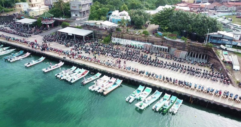 漁埕尾和龍蝦洞間的碼頭成為機車停車場。（記者陳彥廷翻攝）