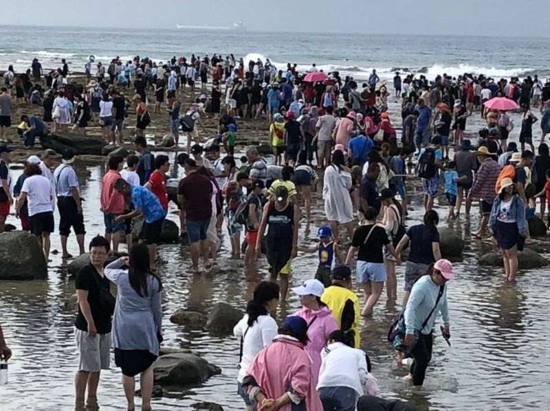 漁埕尾潮間帶暑假人山人海。（記者陳彥廷翻攝）