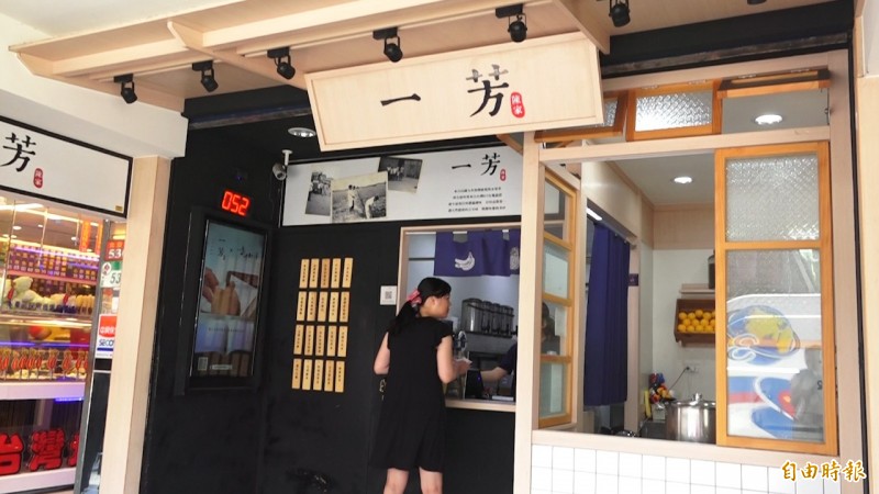 香港反送中抗議越演越烈，台灣飲料店一芳水果茶在官方微博發文，表示支持一國兩制言論，引起台灣網友反彈。（記者胡姿霞攝）