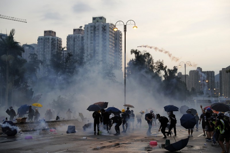 香港反送中抗議，8月5大三罷，入夜後人潮未散，一夜混戰。（美聯）