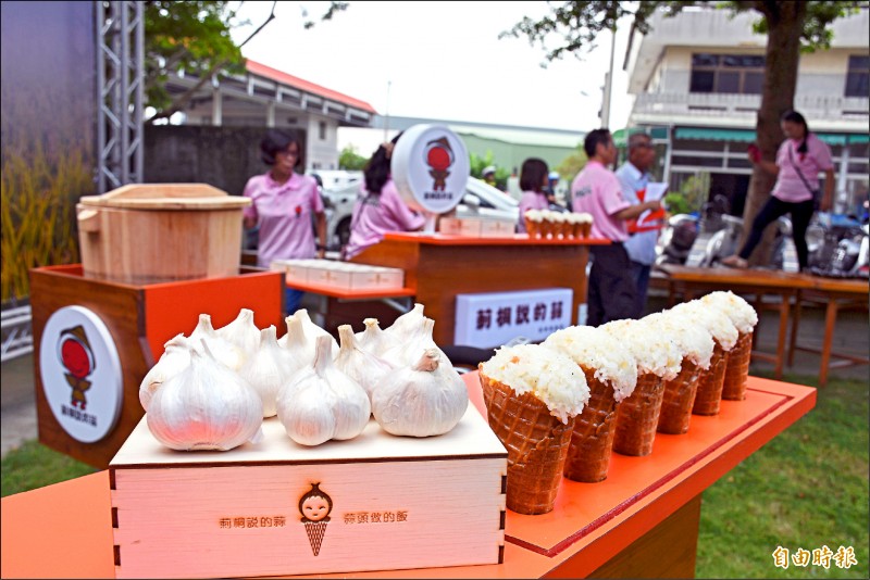 莿桐農會結合蒜頭、白米兩項在地特產，推出蒜頭飯，加上甜筒外觀，搶攻攤車商機。（記者林國賢攝）