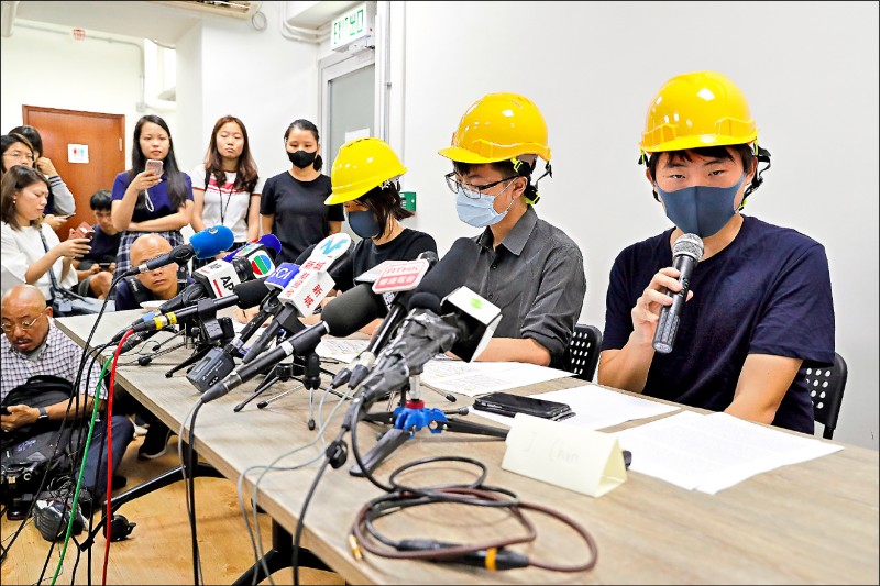 香港反送中示威者代表陳傑瑞（右一）、金萊納（右二）、曾瑪莉（右三）等人，六日戴著安全帽及口罩，在旺角召開首次「民間記者會」。（美聯社）
