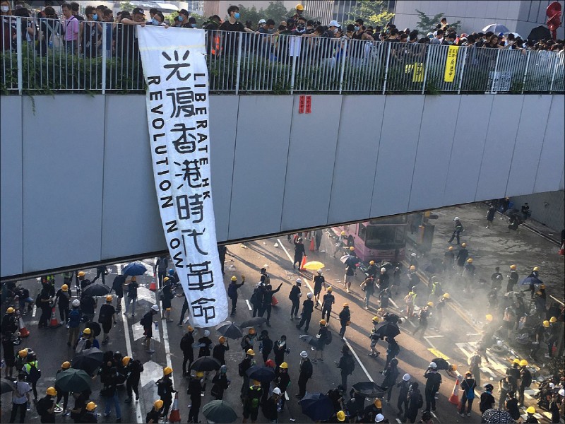 香港五日「大三罷」行動中，在夏愨道天橋懸掛的「光復香港，時代革命」標語。（取自維基百科）