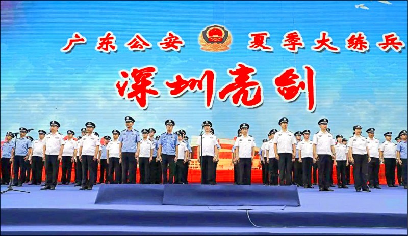中國政府六日又在廣東省「深圳亮劍」模擬鎮壓黑衣人的場面，劍指香港「反送中」抗爭者的意味甚明。（取自網路）