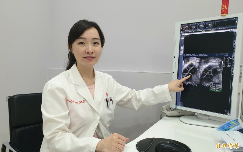 艾微芙國際生殖醫學中心醫師楊文瑞表示,經檢查發現罹患早期子宮頸癌病變的女子經過手術治療,目前已恢復健康,並如願完成了捐卵。 (艾微芙提供) 艾微芙國際生殖醫學中心醫師楊文瑞表示,經檢查發現罹患早期子宮頸癌病變的女子經過手術治療,目前已恢復健康,並如願完成了捐卵。 (艾微芙提供)