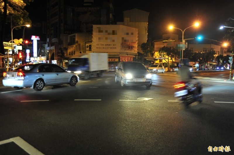 曹姓婦人闖紅燈擦撞何男轎車，事後居然提告求償。馬路車流示意圖。（資料照）