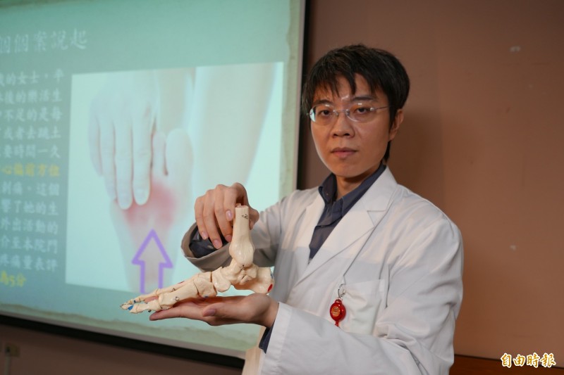 醫師林東亮指足底筋膜從腳趾關節到腳跟處，走路姿勢錯誤，容易拉扯、扭曲而發炎。（記者蔡淑媛攝）