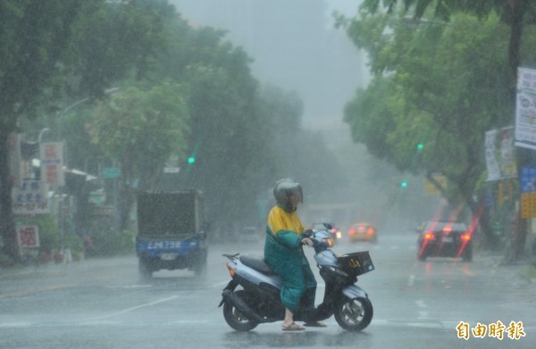 今(8)日颱風逐漸接近,北台灣已有間歇陣雨出現,隨著時間愈晚,北部及宜蘭、花蓮的風雨將會愈來愈明顯,容易有局部大雨或豪雨發生,中南部及台東下半天也會有明顯的短暫陣雨或雷雨,山區並有局部大雨發生機率。(資料照) 今(8)日颱風逐漸接近,北台灣已有間歇陣雨出現,隨著時間愈晚,北部及宜蘭、花蓮的風雨將會愈來愈明顯,容易有局部大雨或豪雨發生,中南部及台東下半天也會有明顯的短暫陣雨或雷雨,山區並有局部大雨發生機率。(資料照)