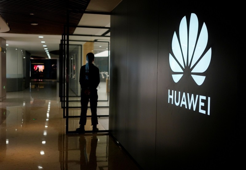美國政府7日針對華為頒布臨時法規，禁止聯邦機構及其承包商採購華為（Huawei）、中興通訊、海康威視等5家中國企業的電訊設備。（路透）